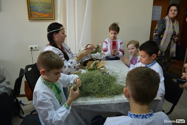 Митці Луцька майстрували у «Різдвяній майстерні». ФОТО