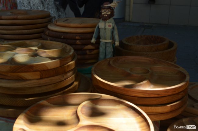 Від і до: що та за скільки продають народні умільці у центрі Луцька. ФОТО