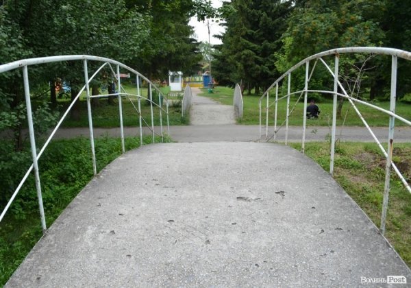 У луцькому парку катаються на атракціонах 1968 року. ФОТО