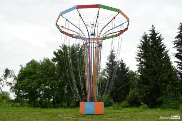 У луцькому парку катаються на атракціонах 1968 року. ФОТО