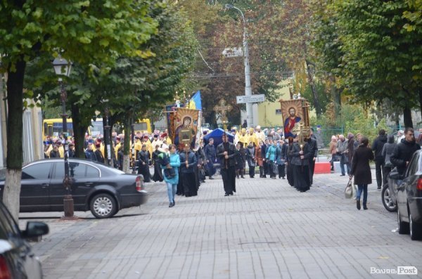 Священнослужителі пронесли через центр Луцька церковні святині. ФОТО