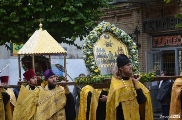 Священнослужителі пронесли через центр Луцька церковні святині. ФОТО