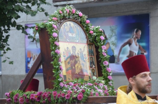 Священнослужителі пронесли через центр Луцька церковні святині. ФОТО