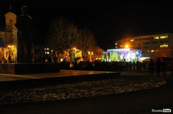 Як у Луцьку музиканти розважали люд на Євромайдані. ФОТО. ВІДЕО