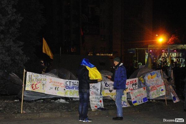 Як у Луцьку музиканти розважали люд на Євромайдані. ФОТО. ВІДЕО