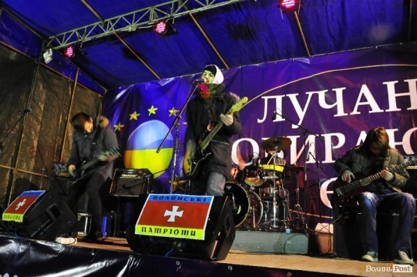Як у Луцьку музиканти розважали люд на Євромайдані. ФОТО. ВІДЕО