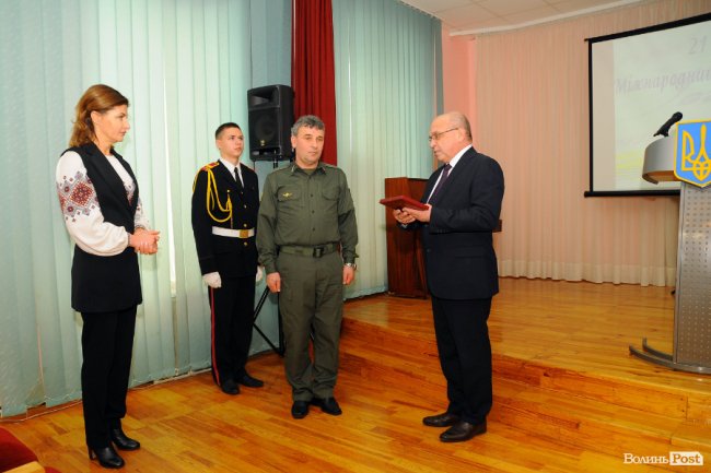 Марина Порошенко та Володимир Гунчик нагороджують Павла Боснюка