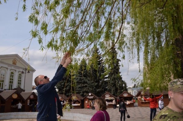 У Луцьку прихожани хотіли зекономити на вербі. ФОТО