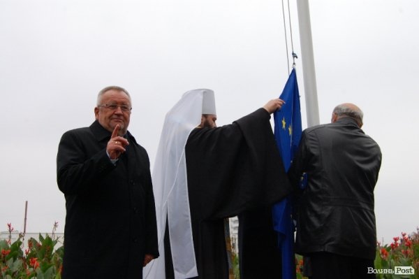Біля Волинської ОДА повісили прапор Євросоюзу. ФОТО