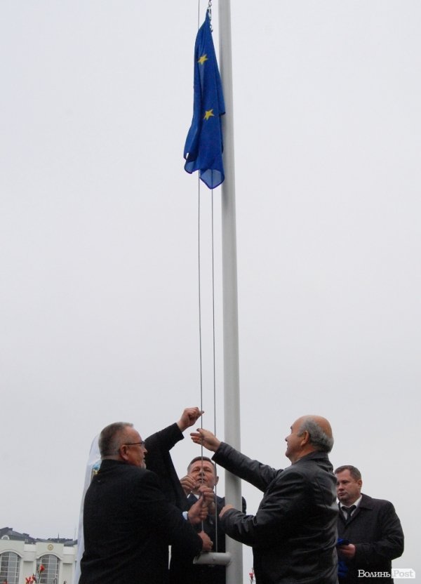 Біля Волинської ОДА повісили прапор Євросоюзу. ФОТО