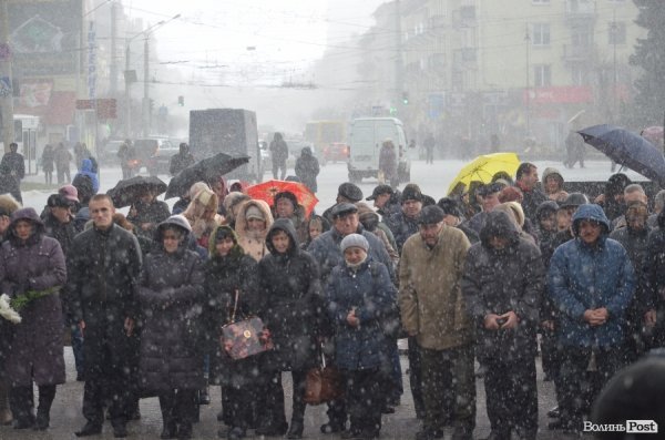 У Луцьку під час прощання з Героєм АТО вдарив град з блискавкою. ФОТО