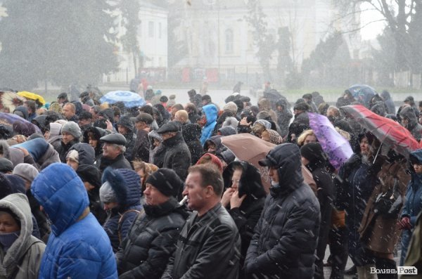 У Луцьку під час прощання з Героєм АТО вдарив град з блискавкою. ФОТО