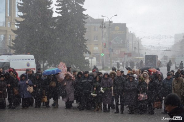 У Луцьку під час прощання з Героєм АТО вдарив град з блискавкою. ФОТО