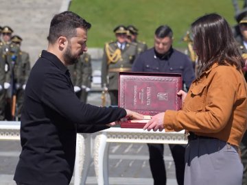 Сім’ї загиблого Героя з Волині Зеленський вручив орден «Золота Зірка»