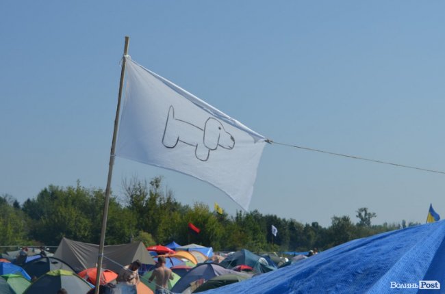 Спека в наметах і аншлаг у зоні купання: як фестивалить «Бандерштат». ФОТО