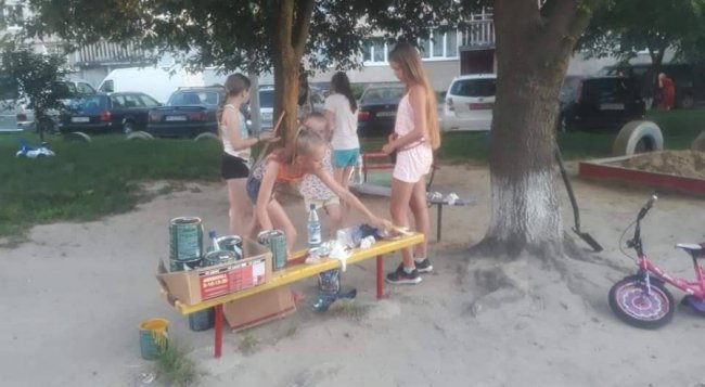 У Луцьку «круті матусі й татусі» самі облагородили дитмайданчик у дворі. ФОТО