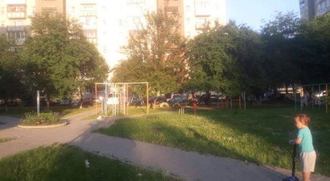 У Луцьку «круті матусі й татусі» самі облагородили дитмайданчик у дворі. ФОТО