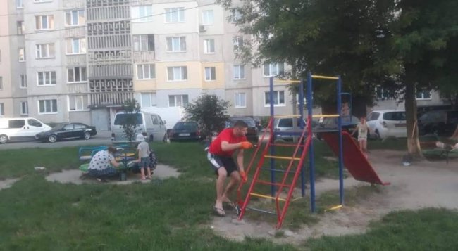 У Луцьку «круті матусі й татусі» самі облагородили дитмайданчик у дворі. ФОТО