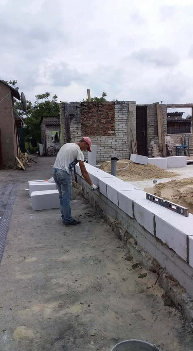 Показали, як проходить відбудова гуртожитку у Рожищі. ФОТО