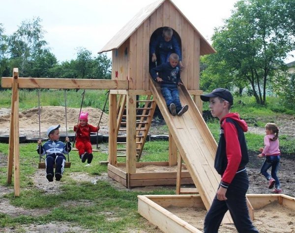 У дітей села Сусваль з’явився новий майданчик. ФОТО