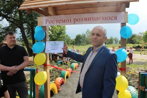 У дітей села Сусваль з’явився новий майданчик. ФОТО