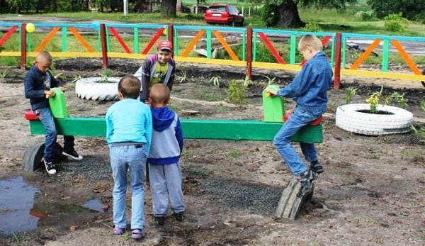 У дітей села Сусваль з’явився новий майданчик. ФОТО