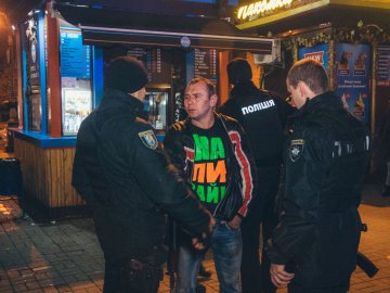 Нетверезий чоловік покусав друзів, з якими пиячив. ФОТО. ВІДЕО