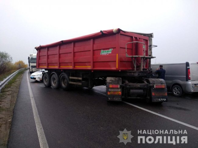 На Рівненщині лучанин на вантажівці врізався у мікроавтобус: двоє потерпілих  