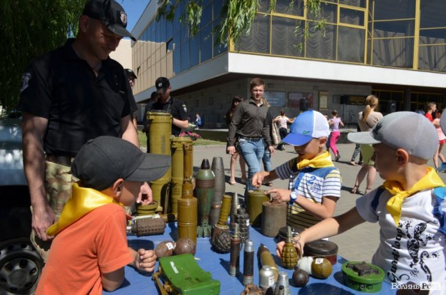 У центрі Луцька - діти зі зброєю. ФОТО