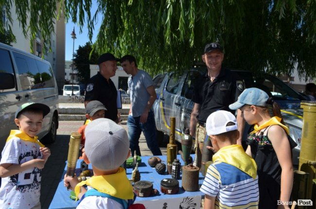 У центрі Луцька - діти зі зброєю. ФОТО