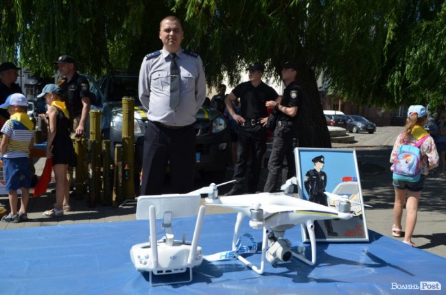 У центрі Луцька - діти зі зброєю. ФОТО