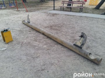 Камінь-Каширський: вандали зруйнували дитячий майданчик