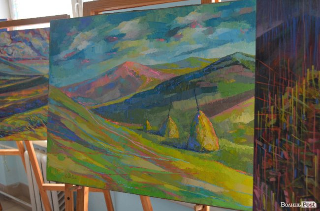 «Надихає саме життя»: у Луцьку відкрили яскраву виставку картин. ФОТО