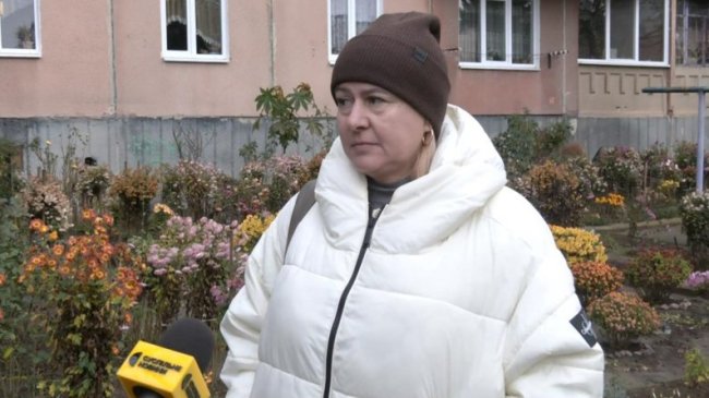 У дворі луцької багатоповерхівки посеред грудня цвітуть квіти