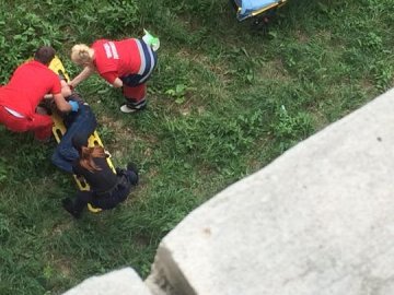 Чоловік, який випав з вікна луцької багатоповерхівки, - у реанімації