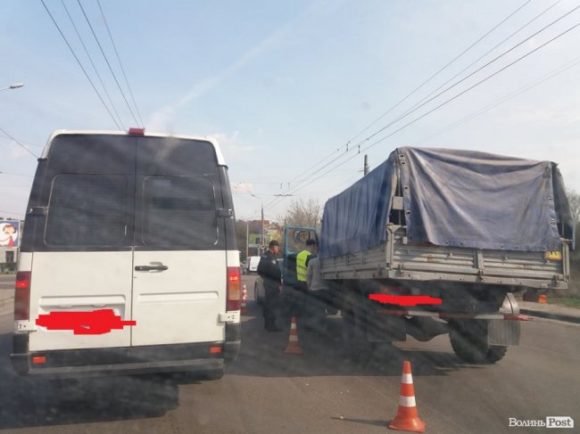 Аварія в Луцьку: військове авто в'їхало в легковик. ФОТО