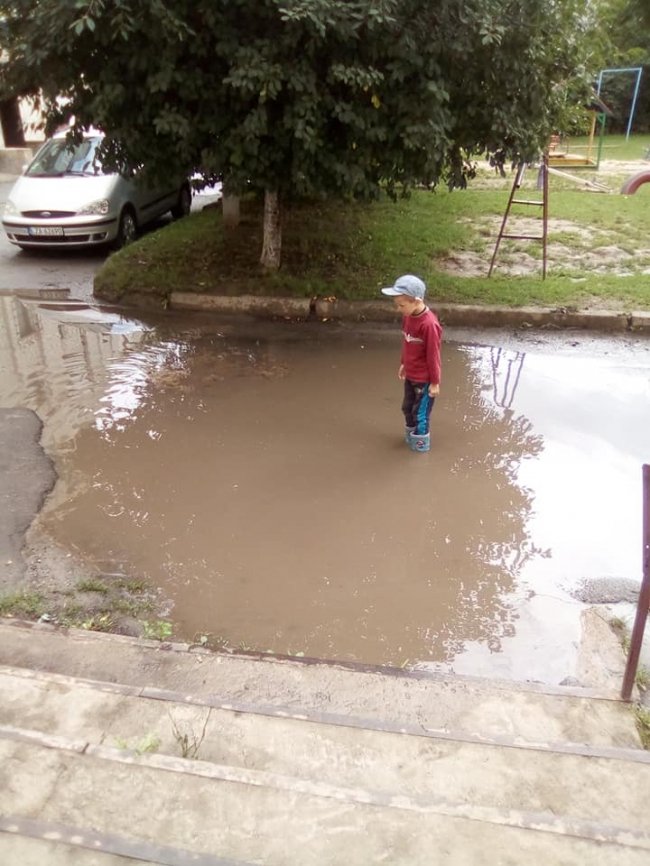 У луцькому дворі  після дощу утворилось «озеро». ФОТО