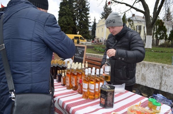 У Луцьку ярмаркували, щоб допомогти добровольцям в АТО.ФОТО