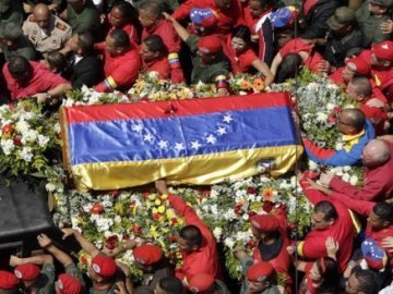 Як ридають за Уго Чавесом. ФОТО