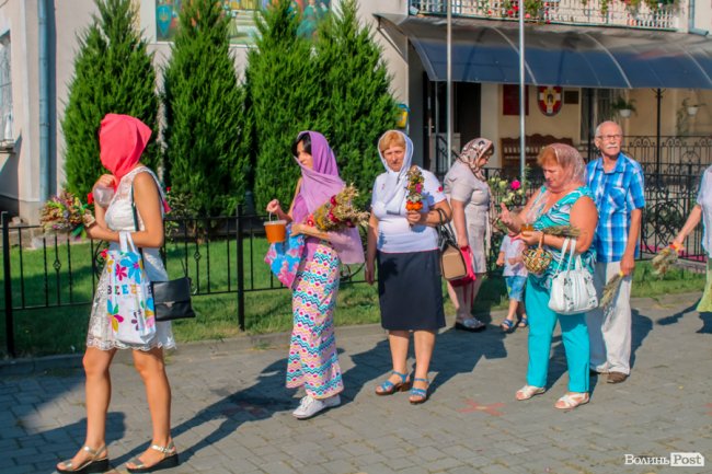 Різнобарв’я квітів та запашний мед: як у Луцьку святять «маковійчики». ФОТО