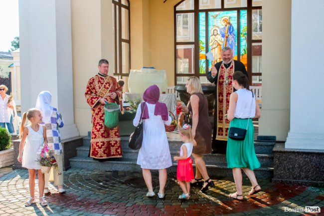 Різнобарв’я квітів та запашний мед: як у Луцьку святять «маковійчики». ФОТО