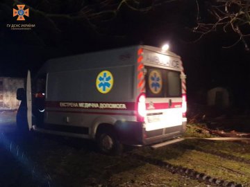 На Волині вночі застрягла «швидка», яка поверталась з виклику. ФОТО