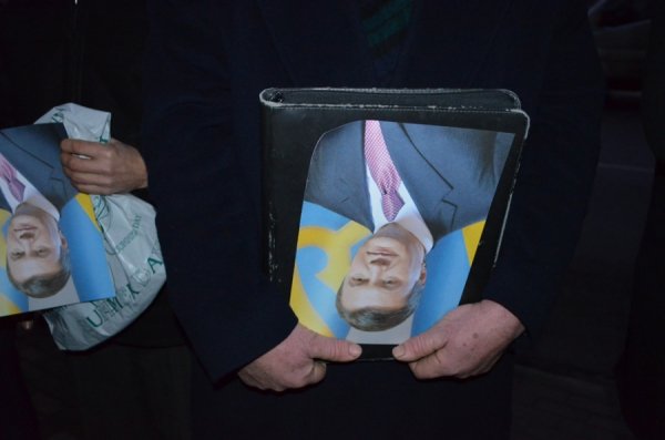 Під прокуратурою Волині - пікет з перевернутими «Януковичами». ФОТО 
