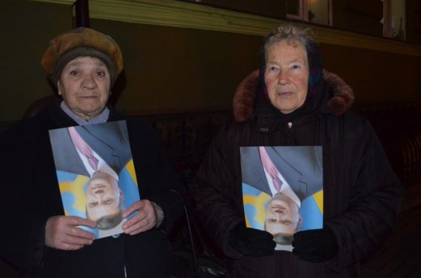 Під прокуратурою Волині - пікет з перевернутими «Януковичами». ФОТО 