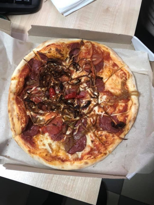 Лучанці доставили піцу зі згорілим сиром. ФОТО