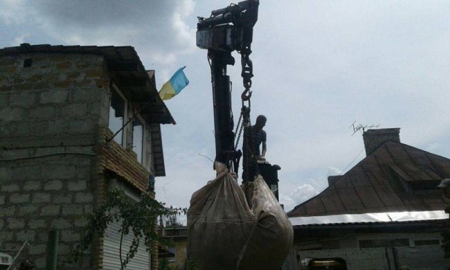 У Луцьку муніципали продовжують зносити «незаконні» гаражі. ФОТО