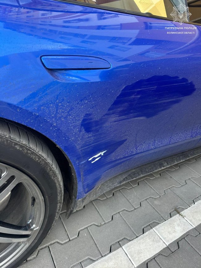 У Луцьку водій Porsche вїхав у паркан і втік з місця аварії