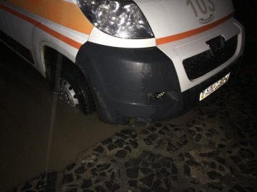 У Луцьку вночі рятувальники визволяли «швидку». ВІДЕО