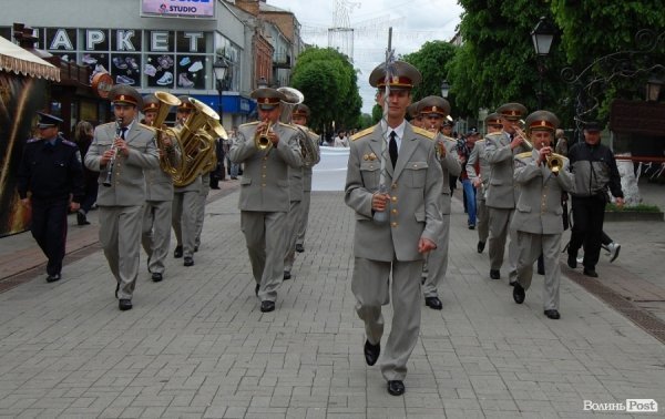 У Луцьку хотіли скласти найдовший рушник, але не змогли. ФОТО 