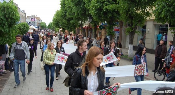 У Луцьку хотіли скласти найдовший рушник, але не змогли. ФОТО 